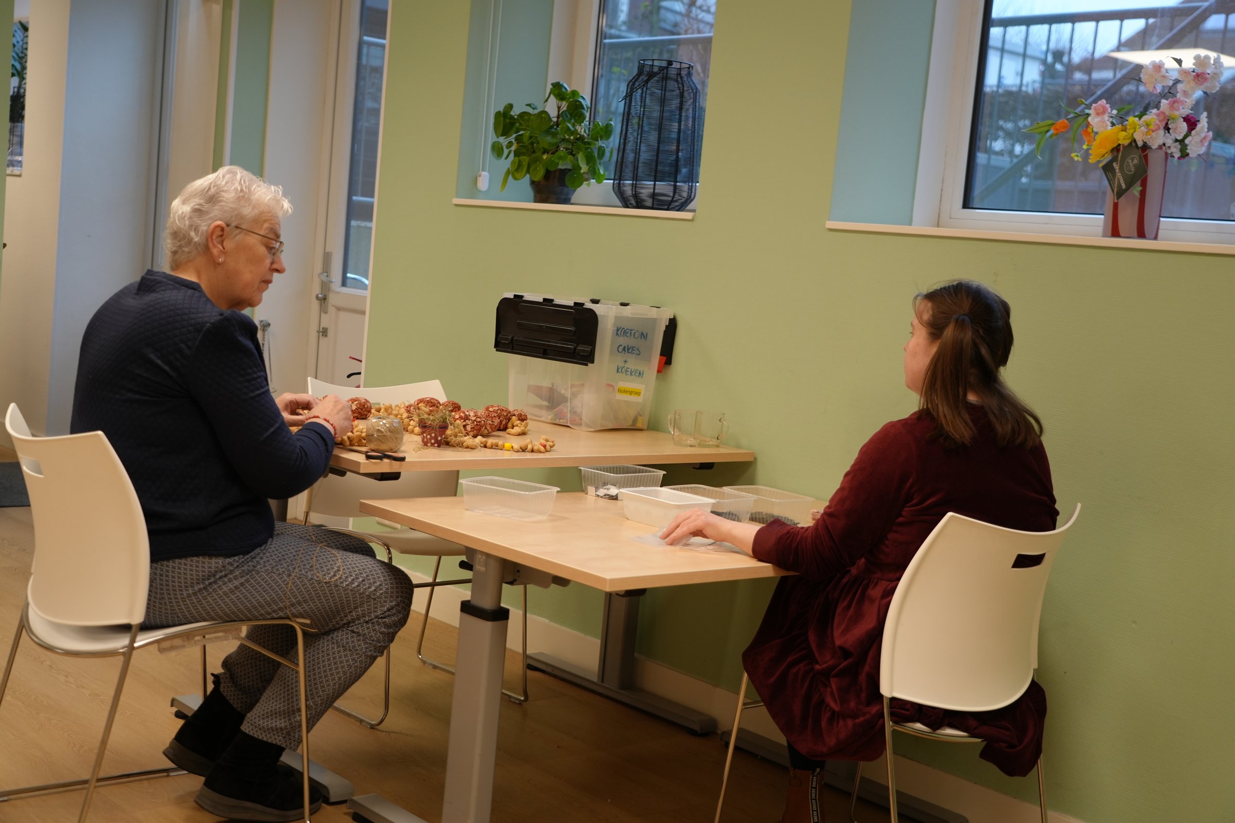 Samen inpakken aan tafel in de ruimte van Philadelphia