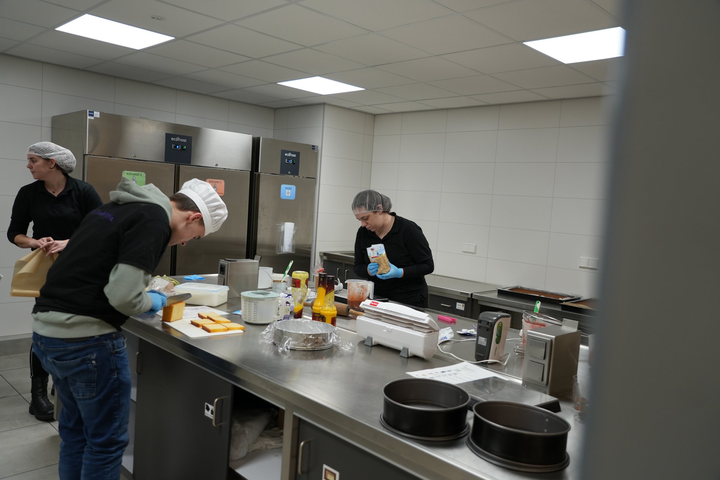 De keukengroep bakt samen cakes en taarten